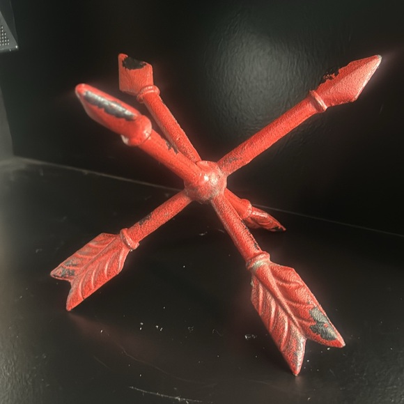 Red Heavy Metal Three Crossing Arrows Farmhouse, Rustic Centerpiece Decor. - Picture 3 of 5